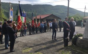 Le autorità di fronte al monumento Mommio che ricorda i caduti della strage nazifascista