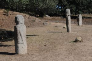 Un allineamento di statue menhir