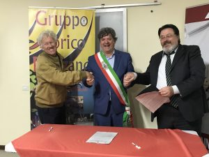 Il momento della firma del protocollo con, da sinistra, Fausto Giovanelli, presidente del Parco dell'Appennino, Paolo Grassi, sindaco di Fivizzano e Alberto Putamorsi, presidente del Parco delle Apuane