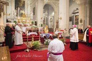 Il Vescovo Giovanni benedice le reliquie nella chiesa parrocchiale di San Colombano in Pontremoli.