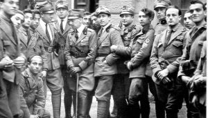 Fiume, 1919: Gabriele D'Annunzio (con il bastone) in posa con alcuni “legionari”