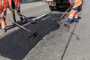 Operai al lavoro per la manutenzione delle strade