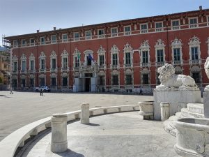 La facciata di Palazzo Ducale sede della provincia di Massa Carrara