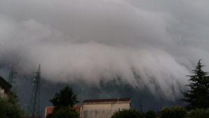 Pontremoli: foto delle 20,45 del 28 giugno 2022, che mostra come si presentava l’inquietante nube temporalesca (shelf cloud, nube ‘a mensola’), proveniente da SE, pochi minuti prima di abbattersi su Pontremoli con rovesci e fortissime raffiche di vento, dopo aver già interessato la bassa Val di Magra e il resto della Lunigiana.