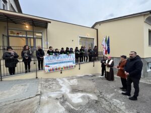 Foto di gruppo all'inaugurazione della nuova scuola media di Albiano
