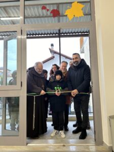 Il taglio del nastro della nuova scuola media di Albiano con il vescovo Mario Vaccari, il sindaco di Aulla Roberto Valettini