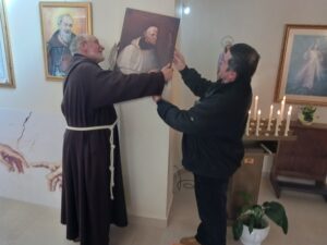 Il momento della collocazione del quadro del Beato Paoli nella cappella dell'ospedale di Massa